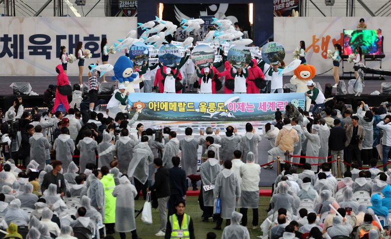 [김천=뉴시스] 이무열 기자 = 9일 오후 경북 김천시 김천종합운동장에서 열린 ‘제63회 경북도민체육대회’ 개회식에서 시·군 선수단이 입장하고 있다. 이번 대회에는 도내 22개 시·군에서 약 1만 2천여 명의 선수단이 참가해 시부 30개, 군부 16개 종목에서 각 지역의 명예를 걸고 뜨거운 메달 경쟁을 펼칠 예정이다. 2025.05.09. lmy@newsis.com
