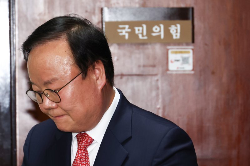 김문수 국민의힘 대통령 후보 대리인인 김재원 비서실장이 9일 서울 여의도 국회에서 열린 한덕수 무소속 대선 예비후보 대리인 측과의 단일화 협상 관련 회동을 마치고 굳은 표정을 하고 있다. 2025.5.9/뉴스1 ⓒ News1 김민지 기자