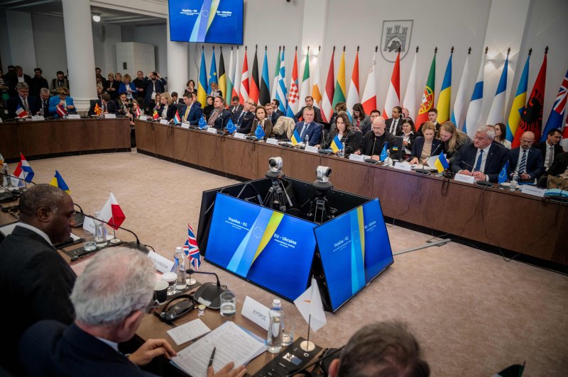 지난 5월 9일 우크라이나 서부 리비우에서 유럽연합(EU) 외교 장관들과 우크라이나 외교 대표들이 EU의 우크라이나 지원 문제를 논의하고 있다.AFP연합뉴스