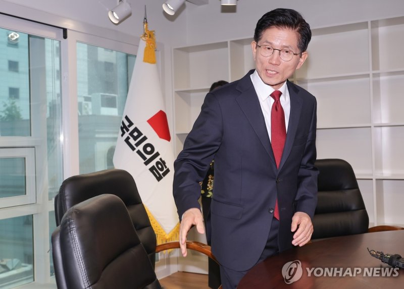 국민의힘 당사 대선 후보 사무실 찾은 김문수 (출처=연합뉴스)