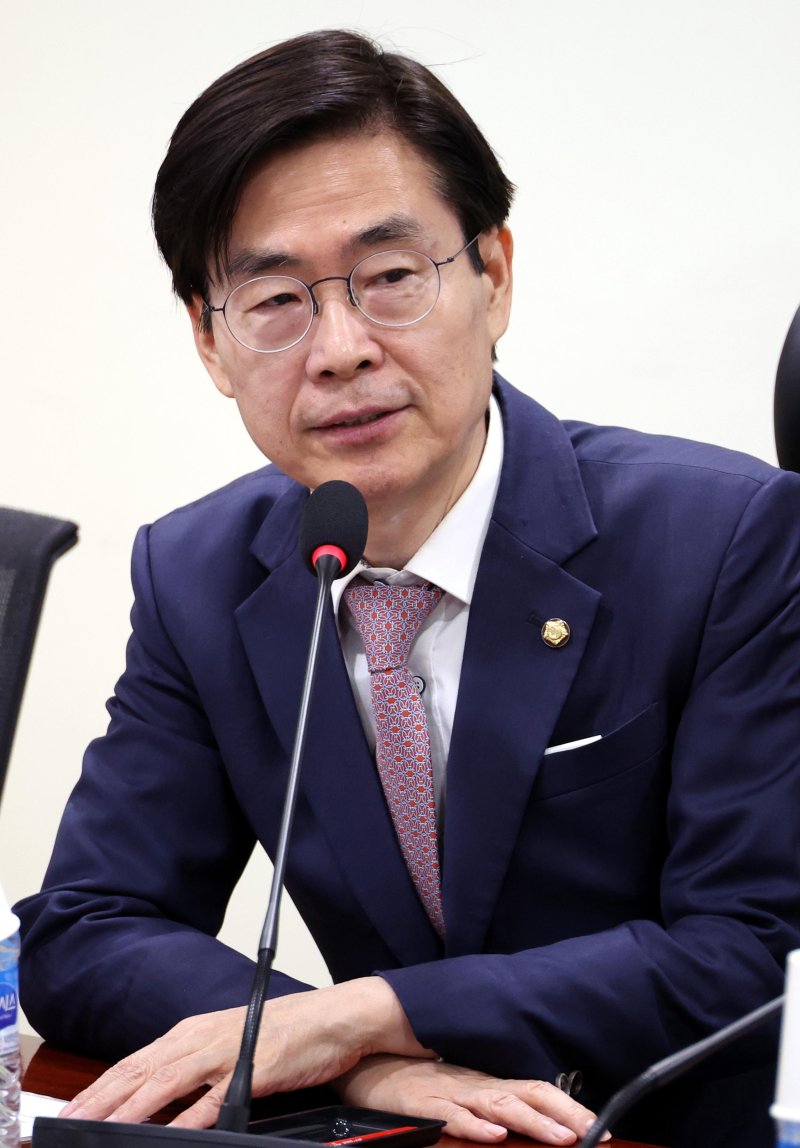 [서울=뉴시스] 조성봉 기자 = 조경태 국민의힘 의원이 1일 오전 서울 여의도 국회 의원회관 간담회의실에서 열린 '혐오와 폭력 메디스태프 내 불법행위, 해법은?' 토론회에서 축사를 하고 있다. 2025.04.01. suncho21@newsis.com