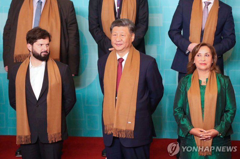 2024년 11월 APEC 정상회의에서 나란히 선 칠레(왼쪽부터)·중국·페루 정상 (출처=연합뉴스)