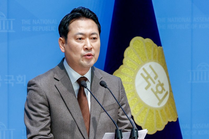 장동혁 국민의힘 의원이 31일 서울 여의도 국회 소통관에서 민주당의 헌법재판관 임기 연장법 추진 시도를 비판하며 기자회견을 하고 있다. 2025.3.31/뉴스1 ⓒ News1 안은나 기자
