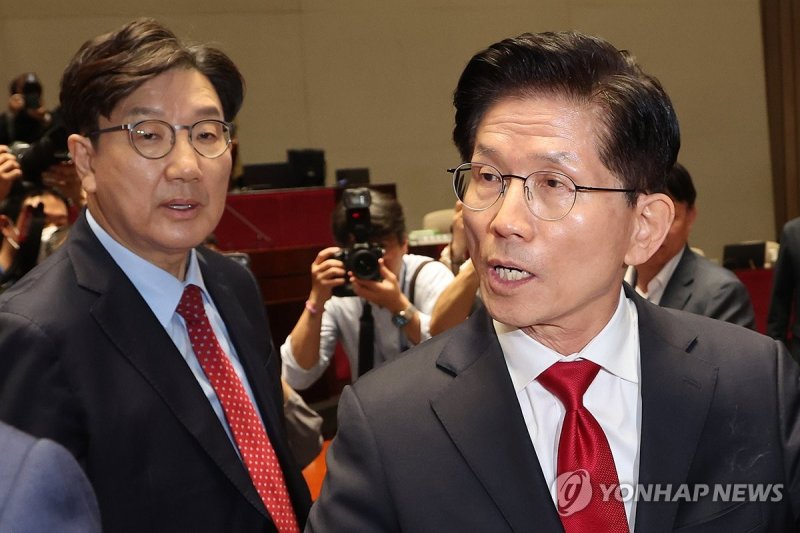 항의하며 퇴장하는 김문수 후보 (출처=연합뉴스)