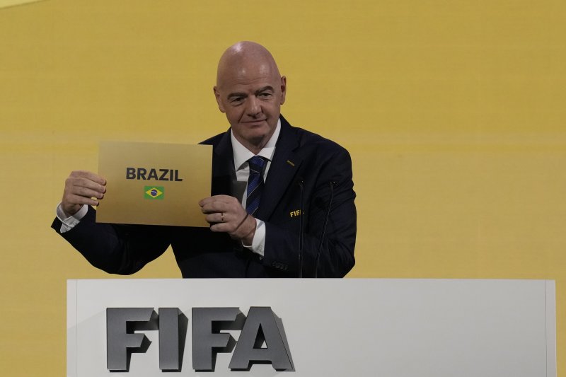 [방콕=AP/뉴시스] 국제축구연맹(FIFA)이 차차기 여자월드컵 참가국 수를 32개국에서 48개국으로 늘리겠다고 9일(현지 시간) 밝혔다. 사진은 잔니 인판티노 FIFA 회장이 지난해 5월17일 태국 방콕에서 열린 '2024 FIFA 총회'에서 2027 여자 월드컵 개최지로 브라질이 선정됐다고 발표하는 모습. 2024.05.17.