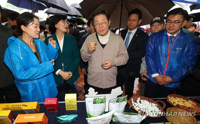김천 특산품으로 만든 젤리 시식하는 이재명 후보 (출처=연합뉴스)