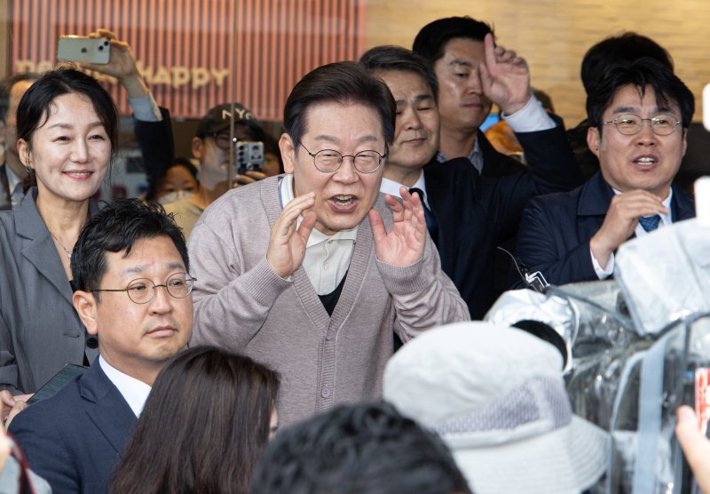3차 경청투어에 나선 이재명 더불어민주당 대통령 후보가 9일 오후 경북 칠곡군의 한 거리를 찾아 연설을 하고 있다. 2025.5.9/뉴스1 ⓒ News1 이재명 기자