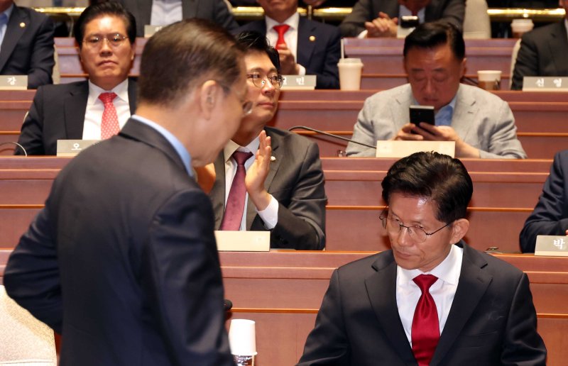 [서울=뉴시스] 조성봉 기자= 김문수 국민의힘 대선후보가 9일 서울 여의도 국회에서 열린 의원총회에서 발언을 마치고 떠나는 권영세 비대위원장을 바라보고 있다. 2025.05.09. suncho21@newsis.com