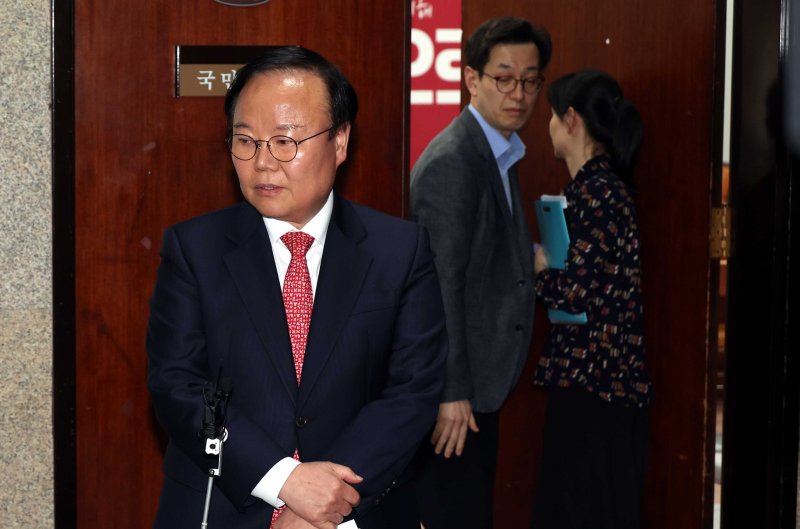 [서울=뉴시스] 조성봉 기자 = 김문수 국민의힘 대선후보 측 김재원 비서실장이 9일 오후 서울 여의도 국회에서 '김문수-한덕수 대선후보 측 단일화 협상'을 마치고 취재진의 질문에 답변하고 있다. 오른쪽은 한덕수 무소속 대선후보 측 손영택 전 국무총리 비서실장. 2025.05.09. suncho21@newsis.com