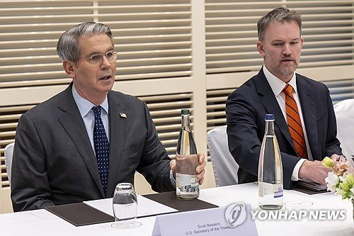 베선트 장관과 그리어 대표 (출처=연합뉴스)