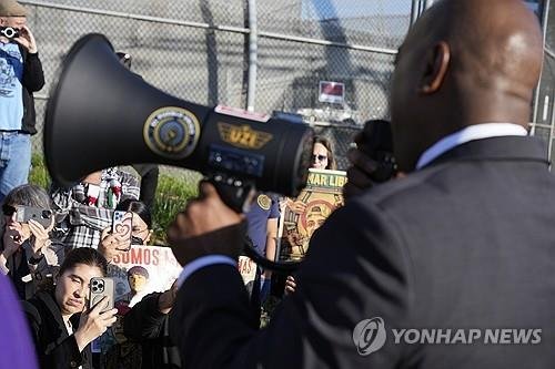 뉴어크 이민자 구금시설 앞 시위 발언하는 바라카 시장 (출처=연합뉴스)