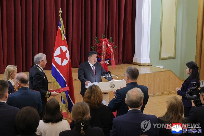 김정은, 주북 러시아 대사관 방문해 축하연설 (출처=연합뉴스)