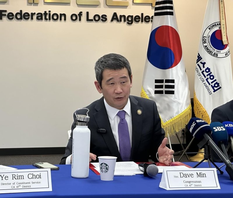 미국 LA에서 기자들과 문답하는 데이브 민 연방 하원의원 (출처=연합뉴스)