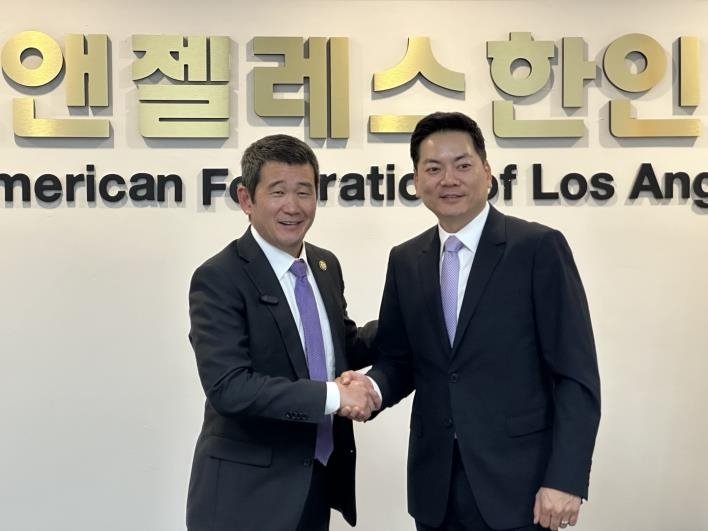 데이브 민 미국 연방 하원의원과 로버트 안 LA한인회장 (출처=연합뉴스)