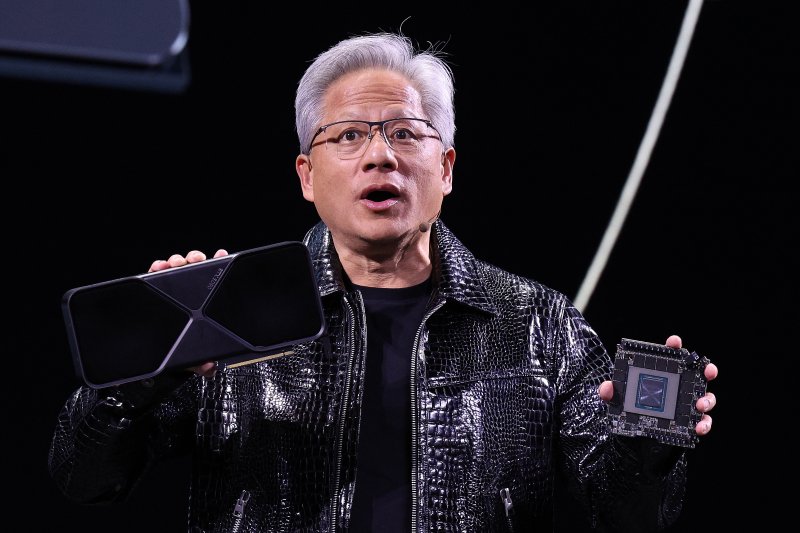 젠슨 황 엔비디아 최고경영자(CEO)가 세계 최대 IT(정보기술)·가전 전시회 'CES 2025' 개막을 하루 앞둔 6일(현지시간) 미국 네바다주 라스베이거스 만달레이베이 컨벤션센터에서 가진 기조연설에서 최신 인공지능(AI) 가속기 '블랙웰(Blackwell)'을 탑재한 지포스 RTX 50 시리즈 그래픽 카드를 공개하고 있다. 2025.1.6/뉴스1 ⓒ News1 신웅수 기자