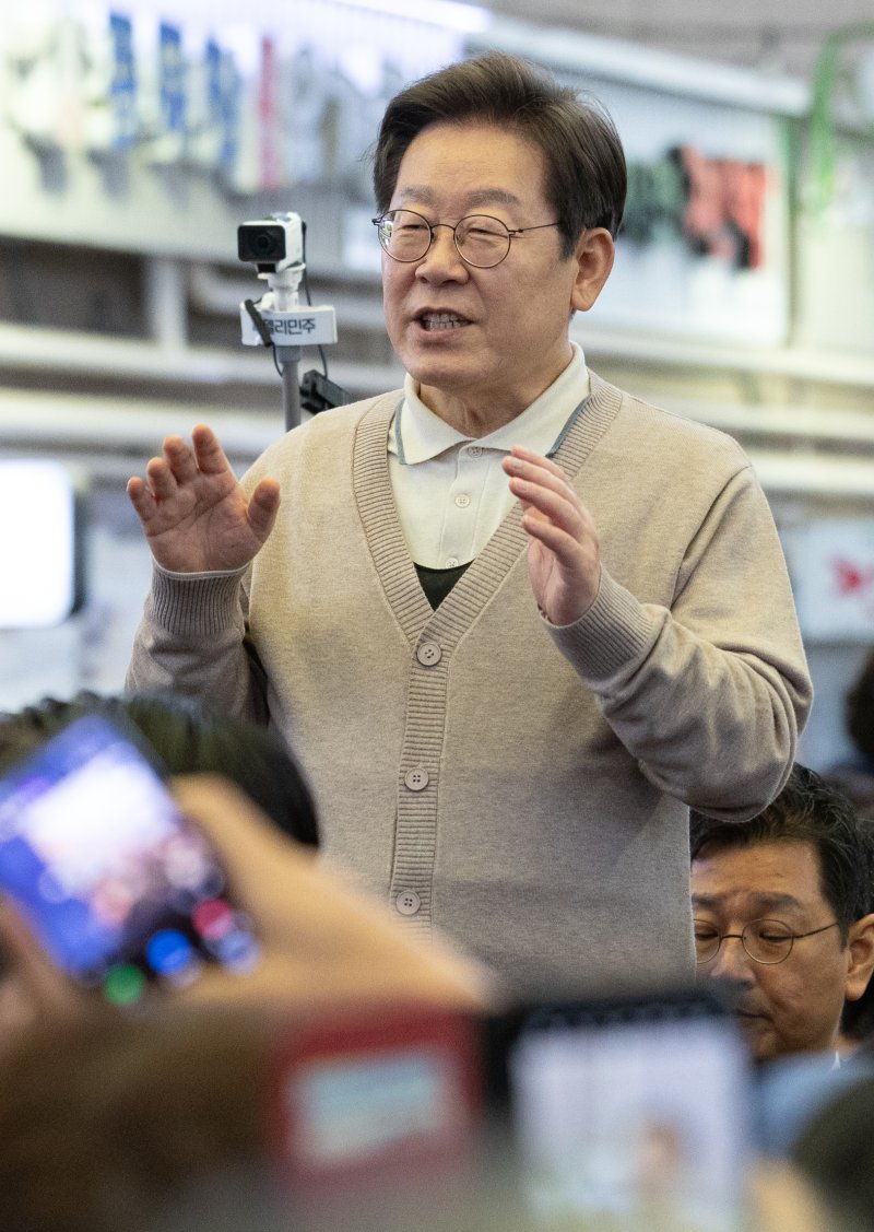 3차 경청투어에 나선 이재명 더불어민주당 대통령 후보가 9일 오후 경북 성주군 성주전통시장에서 연설을 하고 있다. 2025.5.9/뉴스1 ⓒ News1 이재명 기자