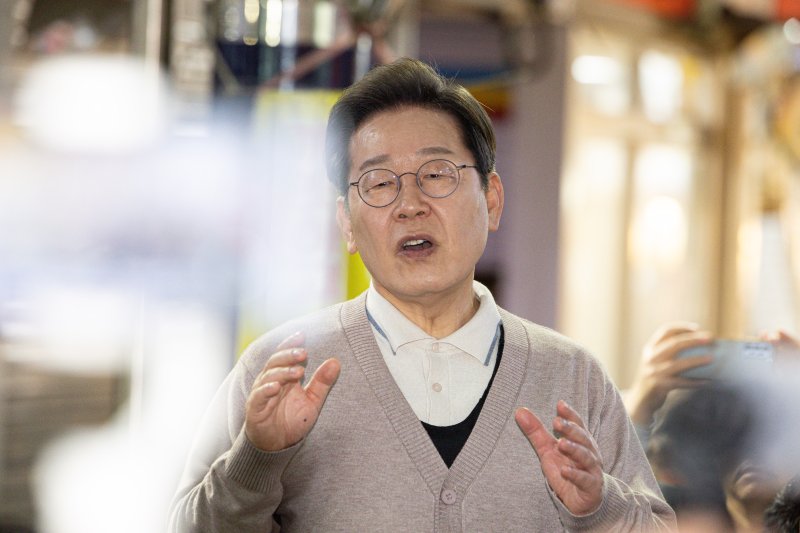 3차 경청투어에 나선 이재명 더불어민주당 대통령 후보가 9일 오전 경북 영천시완산동 영천공설시장에서 연설을 하고 있다. 2025.5.9/뉴스1 ⓒ News1 이재명 기자