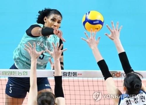 GS칼텍스와 재계약한 실바(왼쪽) (출처=연합뉴스)