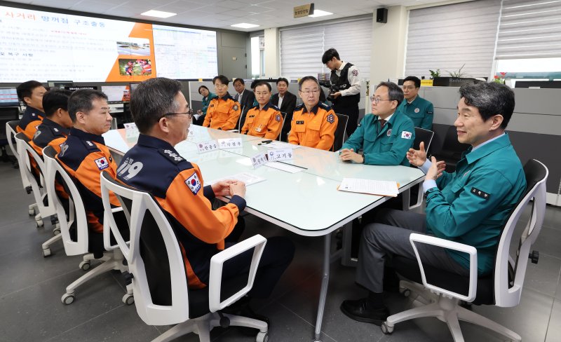 [서울=뉴시스] 최진석 기자 = 이주호 대통령 권한대행 부총리 겸 교육부 장관이 3일 서울 강동소방서를 방문해 연휴기간 대비 안전관리 대책을 청취하고 추진상황을 점검하고 있다. (사진=교육부 제공) 2025.05.03. photo@newsis.com *재판매 및 DB 금지