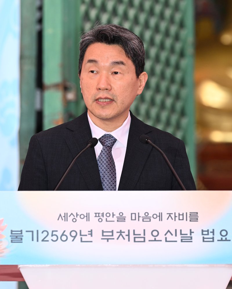 [서울=뉴시스] 최진석 기자 = 이주호 대통령 권한대행 부총리 겸 교육부 장관이 5일 서울 종로구 조계사에서 열린 부처님오신날 봉축법요식에서 축사하고 있다. (대통령실통신사진기자단) 2025.05.05. myjs@newsis.com