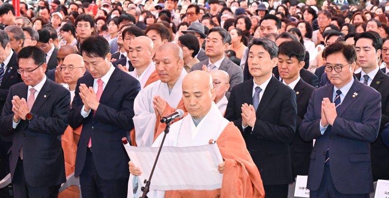 [서울=뉴시스] 최진석 기자 = 이주호 대통령 권한대행 부총리 겸 교육부 장관이 5일 서울 종로구 조계사에서 열린 부처님오신날 봉축법요식에 참석해 조계종 총무원장 진우스님, 우원식 국회의장 등과 함께 합장하고 있다. (대통령실통신사진기자단) 2025.05.05. myjs@newsis.com