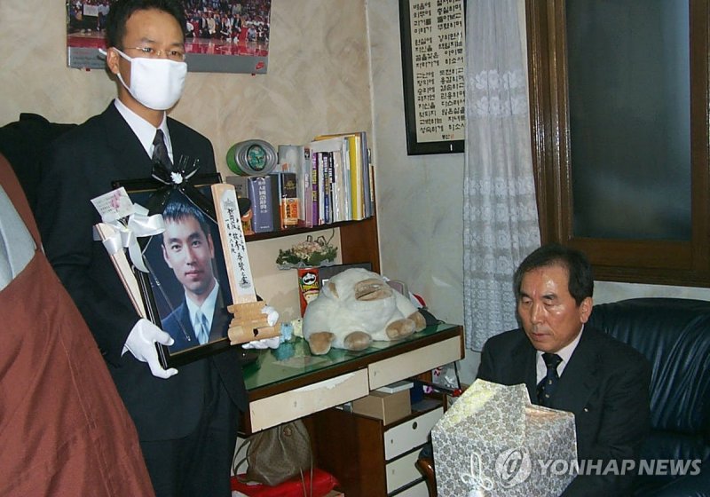 2001년 부산에 있는 자신의 방에 도착한 이수현씨 유해 (출처=연합뉴스)