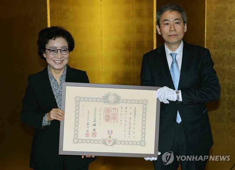 신윤찬 명예회장 '욱일쌍광장' 수여 (출처=연합뉴스)