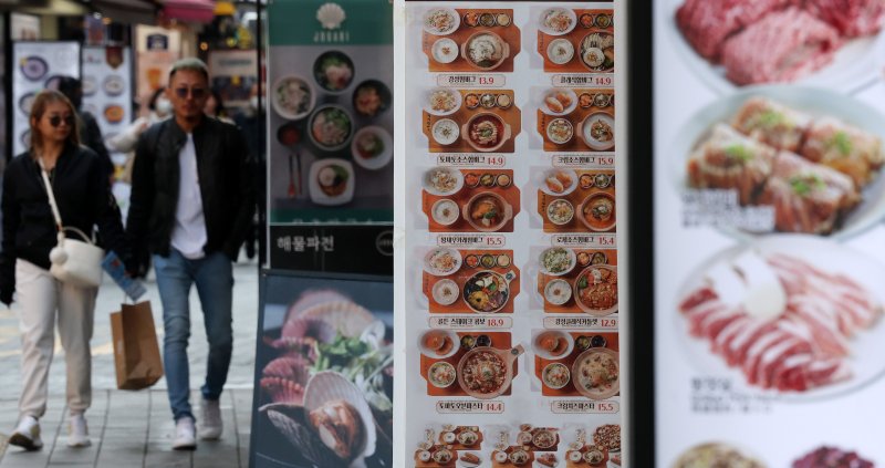 [서울=뉴시스] 추상철 기자 = 6일 오후 서울 중구 명동의 한 음식점 앞에 각종 음식 메뉴가 안내되고 있다. 지난달 소비자 물가 조사 결과 외식물가가 식재료비·인건비·임차료·배달앱 수수료 부담 등의 복합적인 요인으로 전월보다 0.4% 상승하고 전년보다는 3.0% 상승했다. 2025.03.06. scchoo@newsis.com