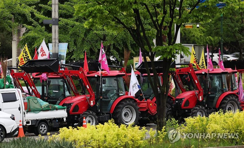 상경 시위 준비 중인 트랙터 (출처=연합뉴스)