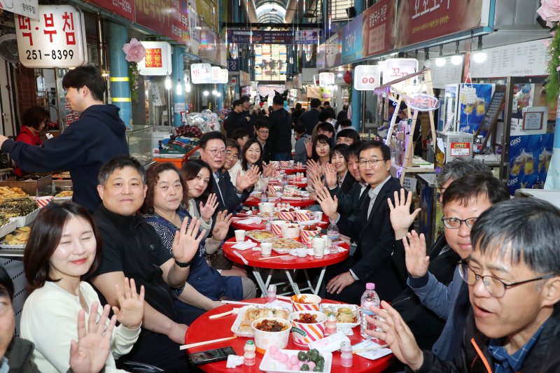 지난 2일 정광열 도 경제부지사는 경제국 직원들과 함께 춘천 후평 어울야시장을 찾아 상인들을 격려하고 소비촉진 캠페인을 펼쳤다.(강원도 제공. 재판매 및 DB금지)/뉴스1