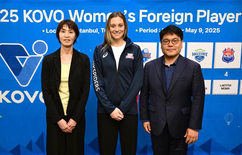 흥국생명의 요시하라 감독(왼쪽), 이영하 단장(오른쪽)과 함께 선 라셈(중앙) (출처=연합뉴스)