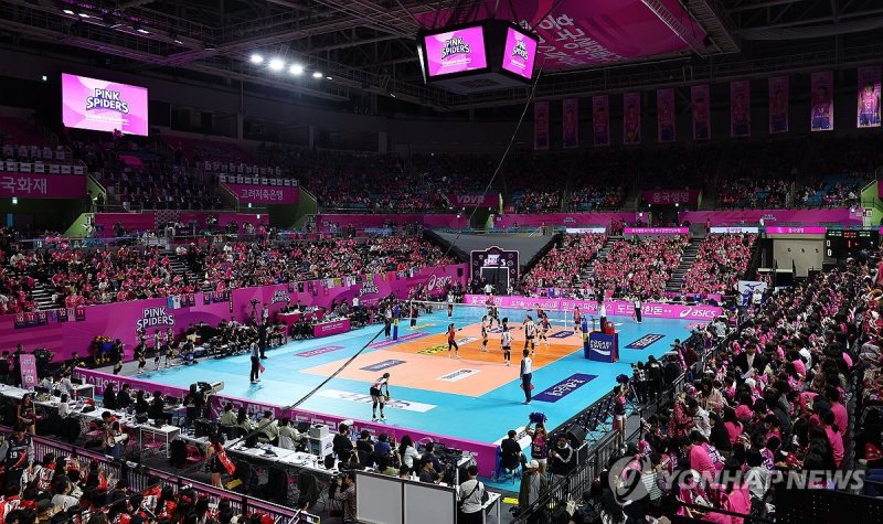 만원 관중 이룬 인천 삼산월드체육관 (출처=연합뉴스)