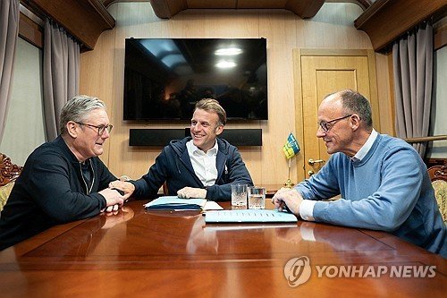 9일(현지시간) 우크라이나 향하는 영·프·독 정상들 (출처=연합뉴스)