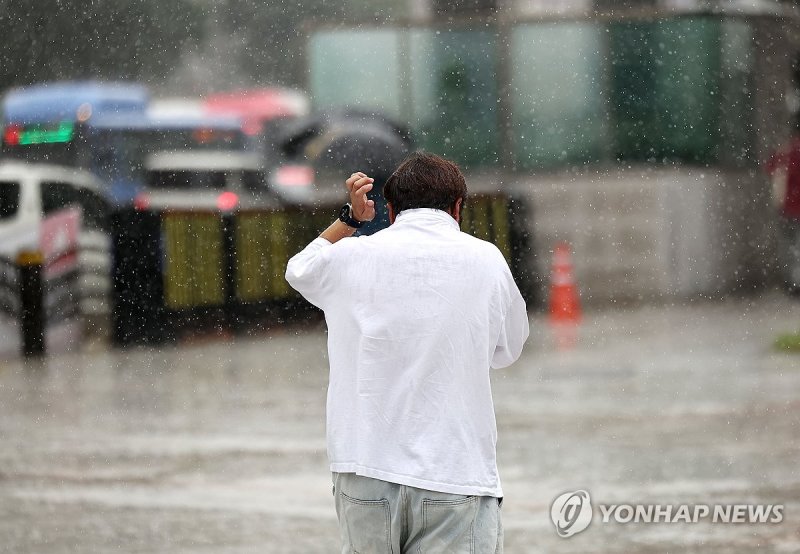'갑자기 비 내리네' (출처=연합뉴스)