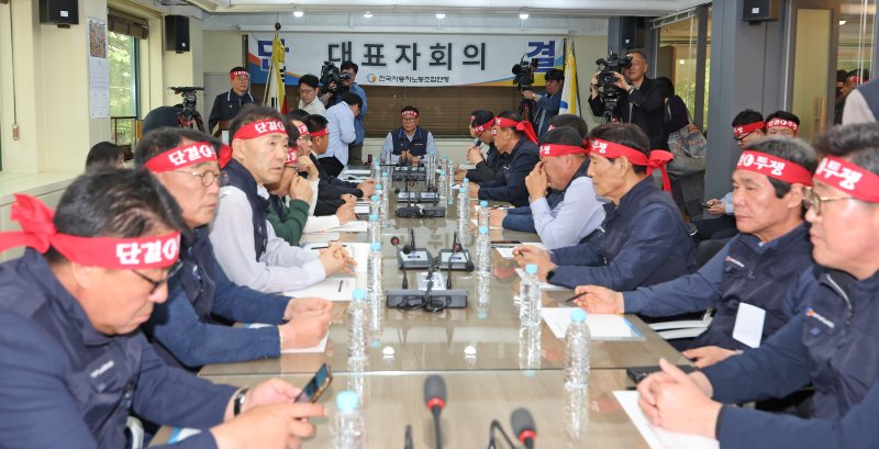 서종수 전국자동차노동조합연맹 위원장이 8일 서울 서초구 전국자동차노동조합연맹에서 서울 등 22개 지역 버스 노조 위원장들과 대표자 회의를 하고 있다. 2025.5.8/뉴스1 ⓒ News1 장수영 기자