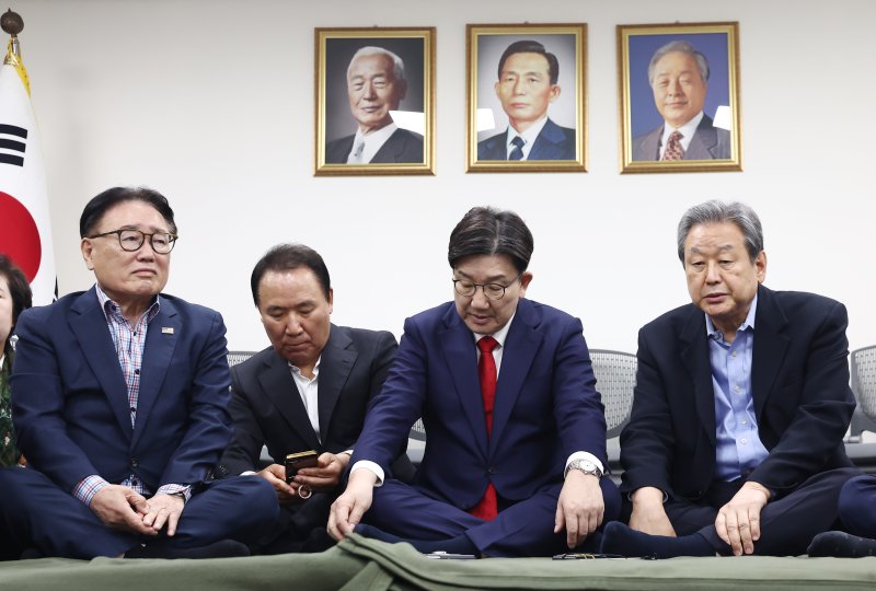 김문수 국민의힘 대통령 후보에게 단일화 약속을 촉구하며 무기한 단식에 돌입한 권성동 원내대표가 8일 오전 서울 여의도 중앙당사에서 같은 이유로 단식 농성에 들어간 김무성, 류준상 상임고문을 만나고 있다. 2025.5.8/뉴스1 ⓒ News1 김민지 기자