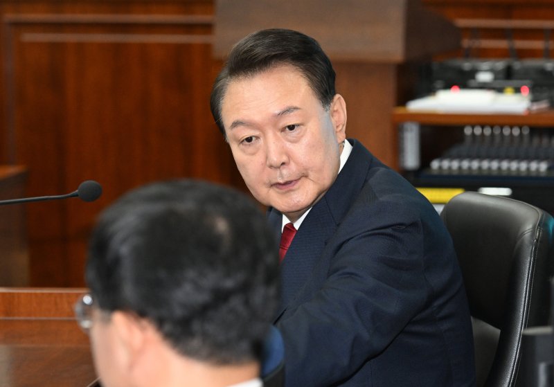 [서울=뉴시스] 사진공동취재단 = 윤석열 전 대통령이 지난달 21일 서울 서초동 서울중앙지법에서 열린 내란 우두머리 혐의 형사재판 2번째 공판에 출석해 있다. 2025.04.21. photo@newsis.com