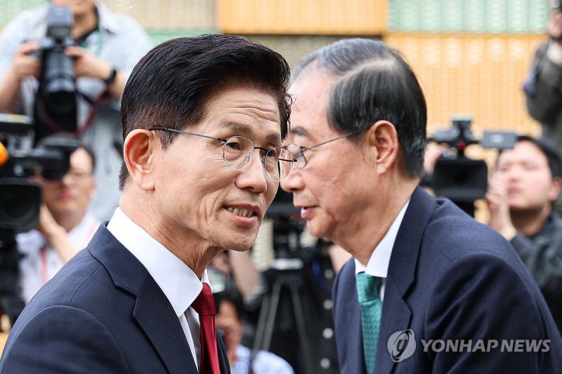 회동 마치고 인사하는 김문수-한덕수 (출처=연합뉴스)
