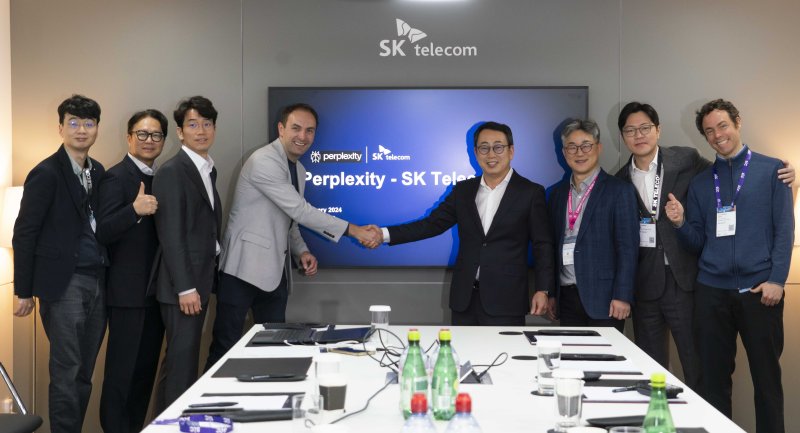 [서울=뉴시스]SK텔레콤은 MWC24에서 글로벌 시장에서 차세대 AI 기업으로 주목 받고 있는 휴메인, 퍼플렉시티 등과 PAA(개인형 AI비서) 사업 고도화를 위한 전략적 파트너십을 맺었다고 29일 밝혔다. 사진은 27일(현지시간) MWC24 전시장에서 유영상 SK텔레콤 사장(오른쪽에서 4번째)과 드미트리 쉬벨렌코 퍼플렉시티 최고비즈니스책임자(CBO, 왼쪽서 4번째)가 AI 사업 및 기술 협력을 위한 MOU 체결 후 기념 촬영하는 모습. (사진=SK텔레콤 제공)