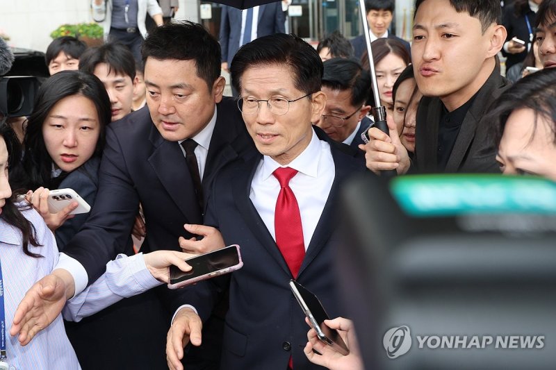 권영세 비대위원장과 충돌 후 국회 떠나는 김문수 후보 (출처=연합뉴스)