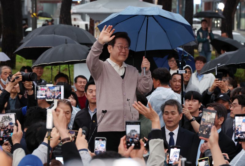 [고령=뉴시스] 조성우 기자 = 민심을 청취하는 '경청 투어'에 나선 이재명 더불어민주당 대선후보가 지난 9일 경북 고령군 대가야역사공원에서 즉흥연설을 하며 손을 흔들고 있다. 2025.05.09. xconfind@newsis.com