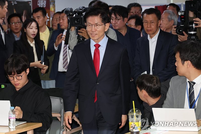 기자회견장 들어서는 김문수 후보 (출처=연합뉴스)