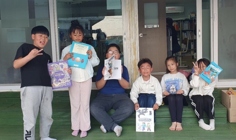 광양 세풍지역아동센터 학생들이 책을 받은 뒤 즐거워하고 있다.(전남교육청 제공, 재판매 및 DB 금지)