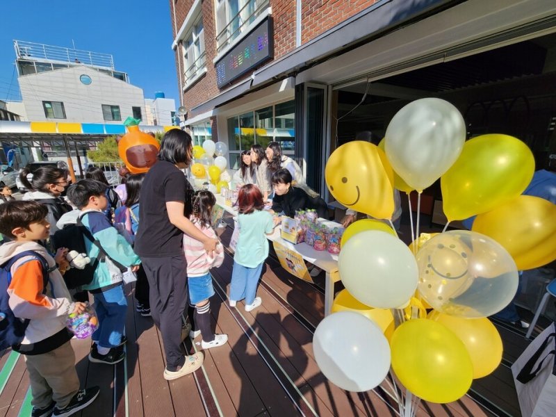 순천신흥초 학부모회 회원들이 등교하는 학생들에게 아침밥을 나눠주고 있다. (전남도교육청 제공, 재판매 및 DB 금지)
