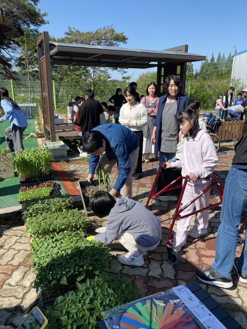 함평영화학교 학생과 교직원들이 '1학급 1텃밭 가꾸기' 행사를 벌이고 있다.(전남도교육청 제공, 재판매 및 DB 금지)