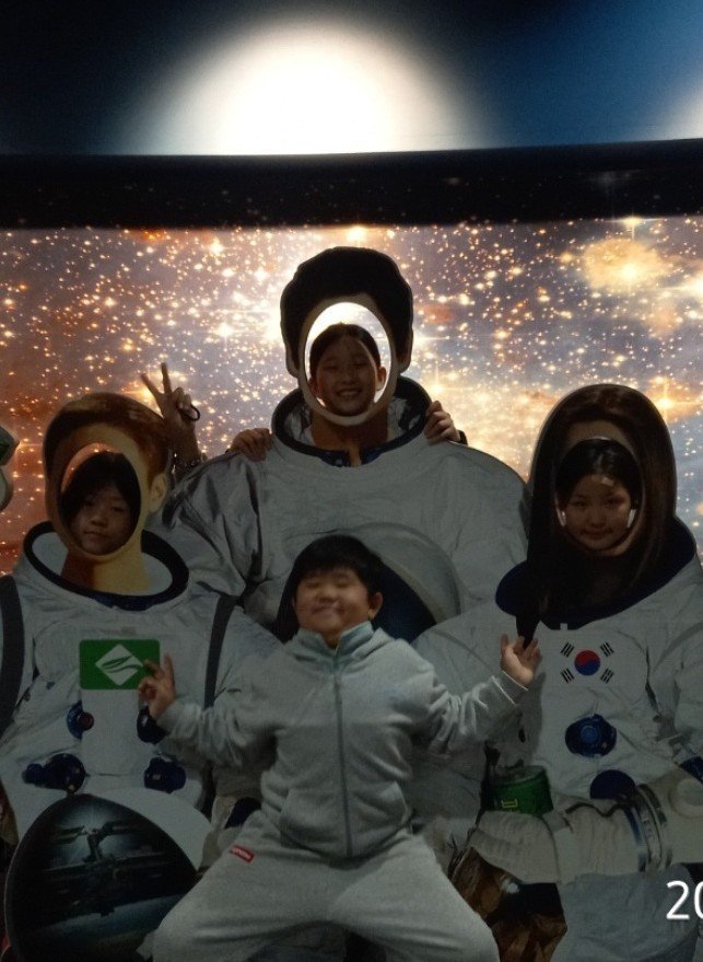 천문 체험 플로그램에 참여한 복내초등학교 학생들이 우주인 사진을 찍으며 즐거워하고 있다. (전남도교육청 제공, 재판매 및 DB 금지)