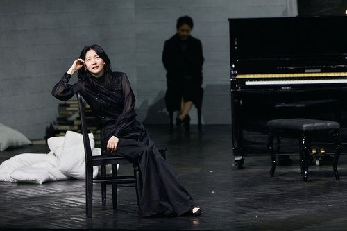 구경이·금자도 스친다…'32년만 무대' 이영애의 차가운 '헤다' (출처=연합뉴스)