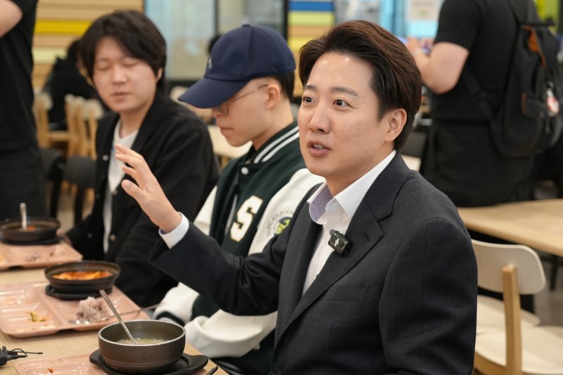 [서울=뉴시스] 조성봉 기자 = 이준석 개혁신당 대선후보가 9일 서울 종로구 성균관대학교 학생식당을 찾아 학생들과 대화를 하고 있다.(사진=이준석 캠프 제공) 2025.05.09. photo@newsis.com *재판매 및 DB 금지