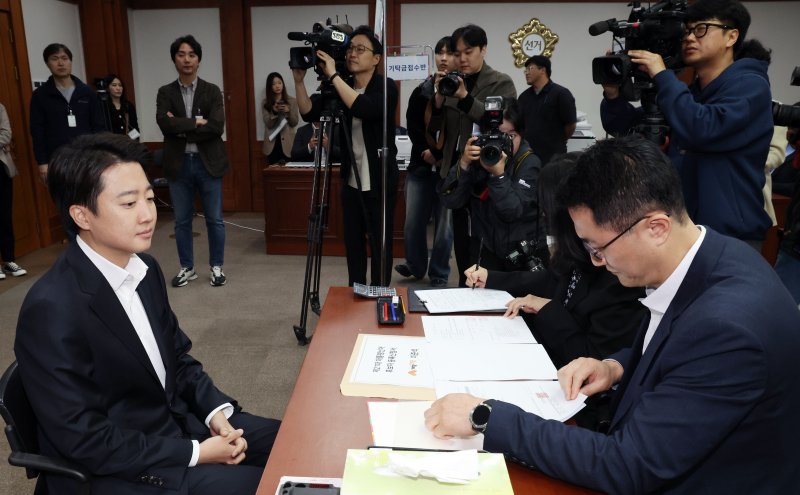 이준석 제21대 대통령 선거 개혁신당 후보가 10일 오전 경기도 과천시 중앙선거관리위원회에서 후보자 등록을 하고 있다. 2025.5.10/뉴스1 ⓒ News1 김명섭 기자