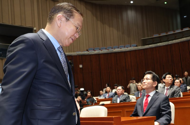 김문수 국민의힘 대통령 후보가 9일 서울 여의도 국회에서 열린 의원총회에서 지도부를 향해 "무소속을 당 후보 만들려 불법부당 수단 동원, 중단하라＂며 입장을 밝히자 권영세 비대위원장이 ＂대단히 실망스럽다＂고 발언한 뒤 의총장을 떠나고 있다. 2025.5.9/뉴스1 ⓒ News1 안은나 기자